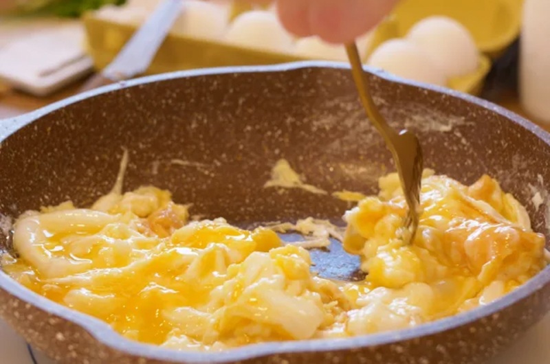 Trứng là một lựa chọn tuyệt vời cho bữa sáng nếu bạn đang muốn giảm cân. Chúng giúp bạn no lâu và là nguồn cung cấp protein tốt, ít calo và thậm chí chứa nhiều chất dinh dưỡng như choline và vitamin D, những chất không có trong nhiều loại thực phẩm. 
