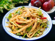 Bếp Eva - Được mệnh danh là nữ hoàng của các loại nấm lại có giá trung bình, đem nó trộn gỏi cực giòn ngon thanh mát ai cũng bất ngờ