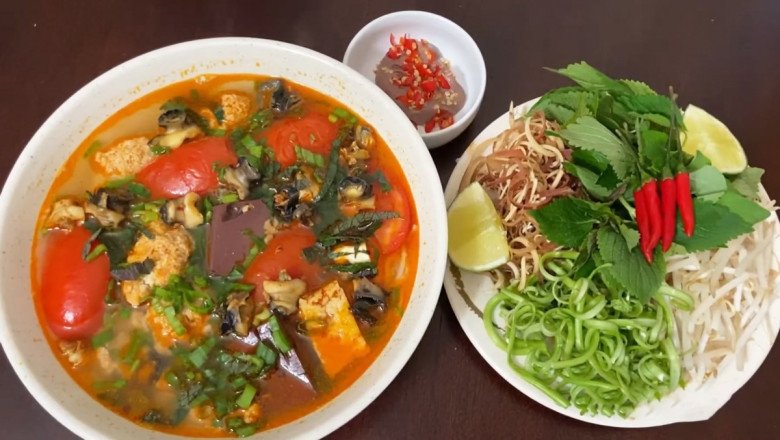 Nhiều người ăn sáng thường ăn rau sống, điều này là tuyệt đối không nên, kể cả rau nhà trồng. (Ảnh minh họa) 