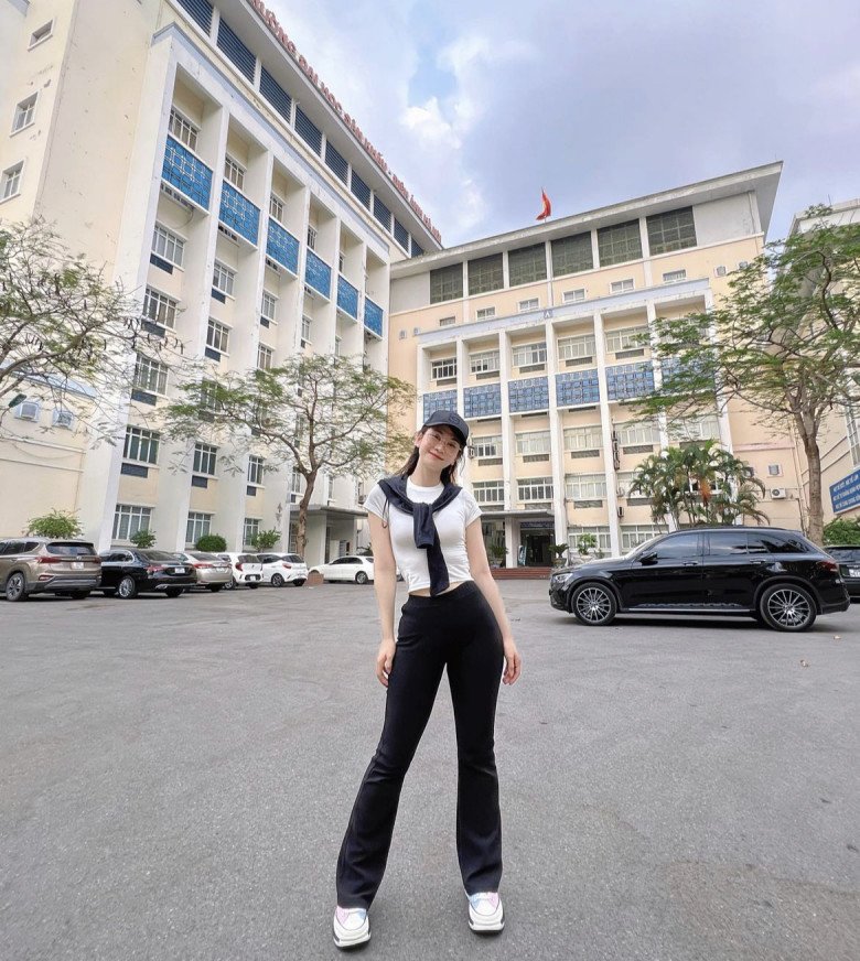 Nữ MC truyền hình đi học mà mặc đồ bó chẽn, biến sân trường thành sàn diễn thời trang - 4