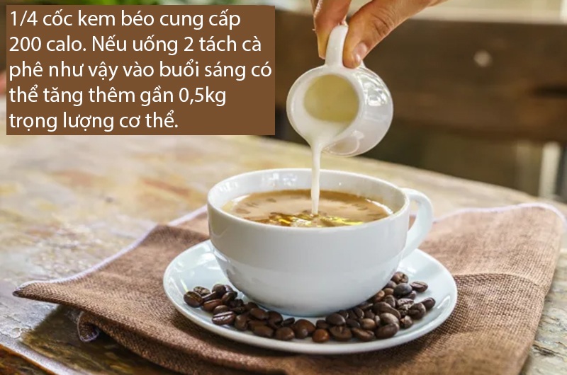 "Hầu hết các loại cà phê bán sẵn đều chứa nhiều đường và calo, gây tăng cân nếu dùng nhiều", chuyên gia dinh dưỡng Lisa Young nói. "Uống cà phê với kem béo hoặc chất làm ngọt nhân tạo có liên quan đến tăng cân và béo bụng".
