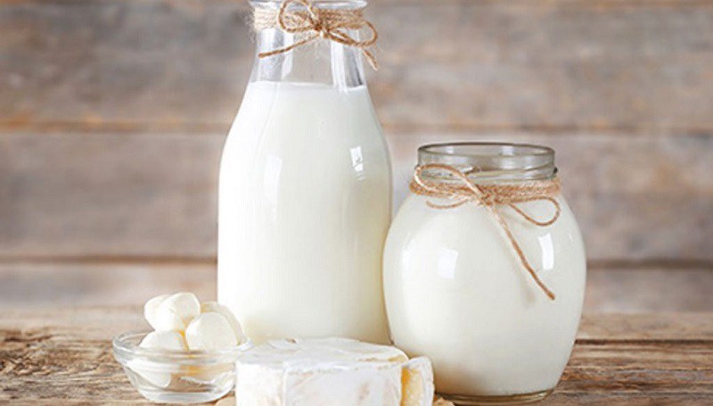 Sữa được xem là thực phẩm tốt nhất để bổ sung canxi. Với tỷ lệ canxi và phốt pho đúng mức, vitamin D, protein và kali, giúp cải thiện sức khỏe và hỗ trợ quá trình tăng trưởng chiều cao của trẻ. 
