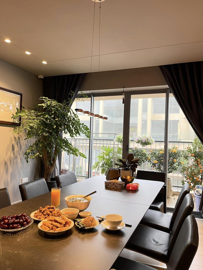 Trong penthouse 18 tỷ có một chiếc bàn ăn dài sang trọng là nơi gia đình Thành Trung quây quần trong những bữa ăn.