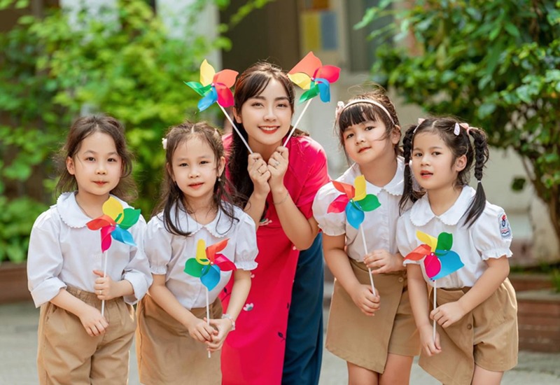 Bên cạnh những lời khen ngợi dành cho cô trò, nhiều người dành lời khen đặc biệt cho nét xinh trẻ của cô gái Minh Phương.
