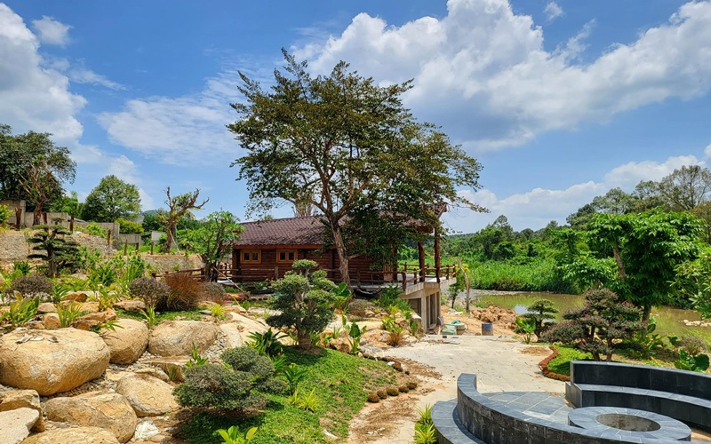 Được biết ngôi nhà tọa lạc tại Lâm Đồng, có diện tích khá lớn, phong cách vô cùng nên thơ và trữ tình.
 
