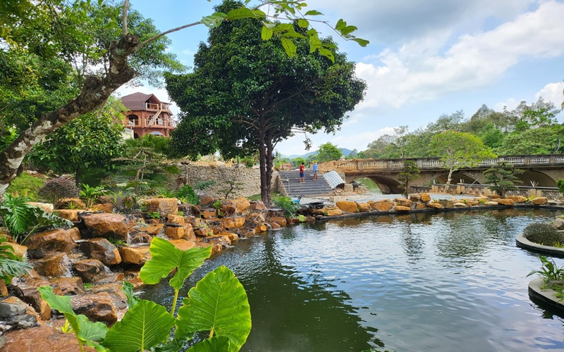 Tại đây, vợ chồng Đặng Thùy Trang xây dựng nhiều công trình độc đáo, có hồ bơi, tiểu cảnh, suối nhân tạo... rất đẹp mắt.
