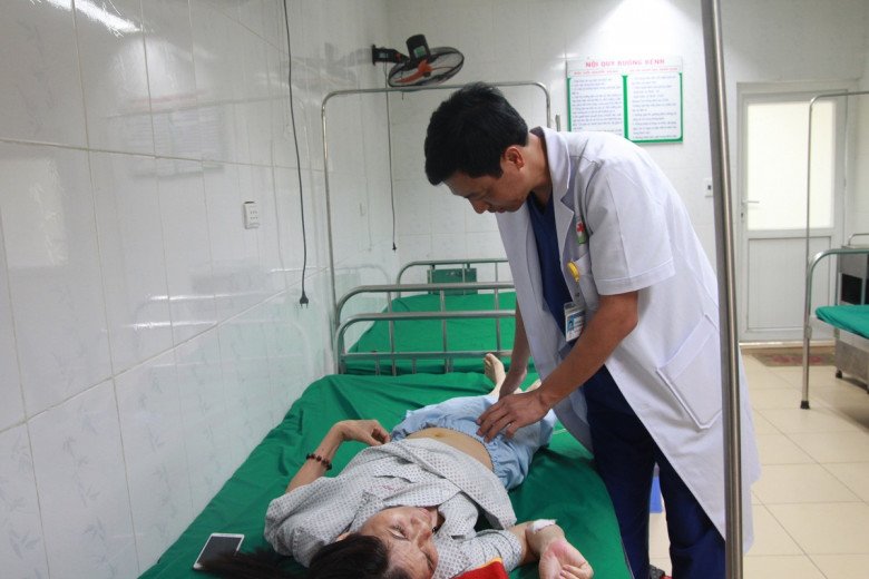 Bác sĩ Nguyễn Đức Thảo đang thăm khám cho người bệnh sau khi phẫu thuật.