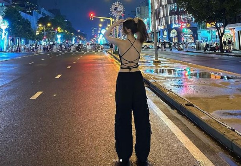 Trên mạng xã hội, em gái Đặng Văn Lâm không ngần ngại đăng tải những hình ảnh ăn diện có phần gợi cảm, khoe trọn lưng trần nõn nà cùng vóc dáng 1m8 nổi bật.
