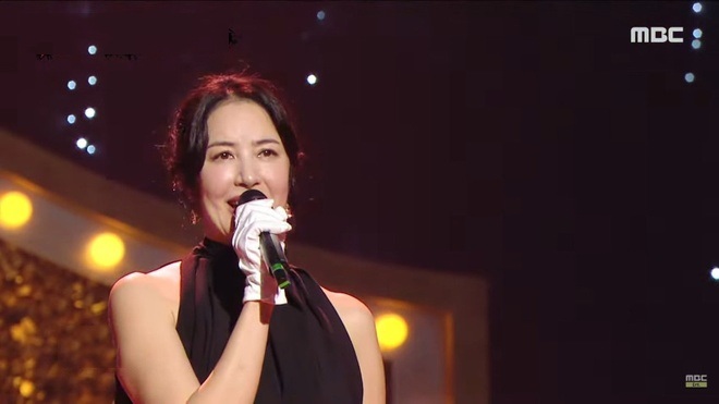 Lee Ji Ahn vừa tham gia chương trình King of masked singer và bị loại từ vòng đầu tiên.