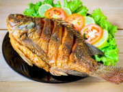 Bếp Eva - Rán cá bằng chảo thường hay vỡ nát lại không giòn, xoa ngay thứ này lên cá, 10 con xuất sắc như 10