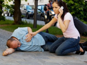 Sức khỏe - Đang đi trên đường, người đàn ông ở Hà Nội bất ngờ gục ngã, ai có đặc điểm này hãy ở nhà khi nắng nóng