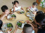 Làm mẹ - Mẹ tức giận vì cô giáo cho con trai ăn cuối cùng của lớp, nhưng xấu hổ khi nghe cô nói