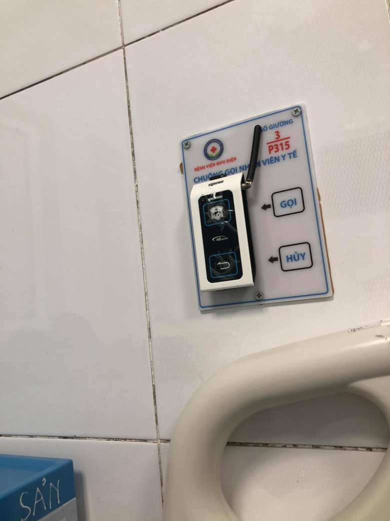 Đầu giường sản phụ có chuông bấm, có việc gì cần nhờ thì chỉ cần bấm chuông là các cô y tá sẽ đến giúp đỡ. (Ảnh: NVCC)