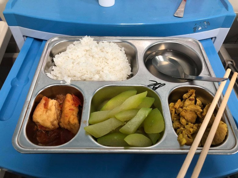 Cơm tại viện cũng có sẵn rất tiện lợi để đặt. (Ảnh: NVCC)