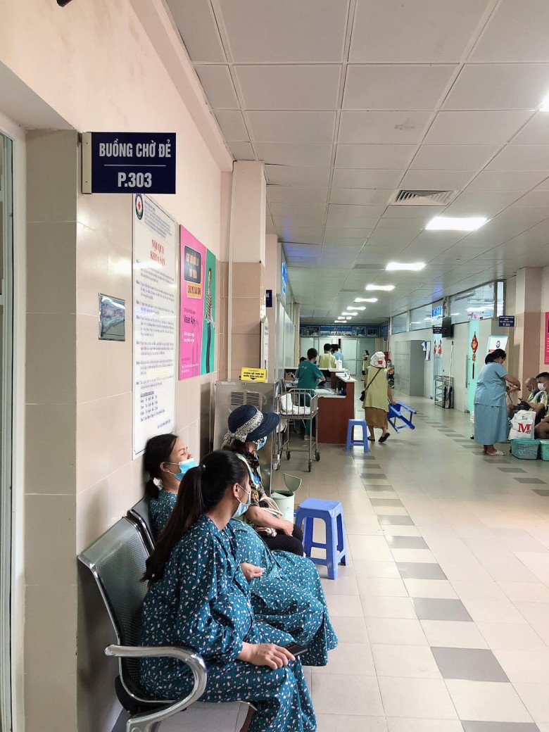 Các mẹ bầu và người nhà sẽ vào ngồi chờ tại phòng chờ sinh. (Ảnh: NVCC)