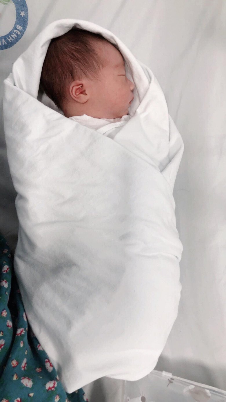 Đi đẻ 1 mình nên chị Vân gửi em bé vào khoa sơ sinh nhờ các cô y tá chăm hộ. Mẹ chỉ việc nghỉ ngơi tĩnh dưỡng cho khoẻ. (Ảnh: NVCC)