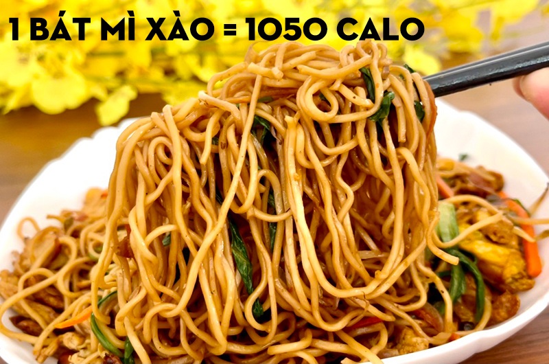 100 gam mì xào chứa 350 calo mà thông thường một bát mì xào chứa 300-400 gam. Vì vậy ăn một bát mì xào có thể cung cấp cho cơ thể ít nhất 1050 calo. Với lượng calo cao như vậy, nếu muốn giảm cân bạn nên ăn ít lại.
