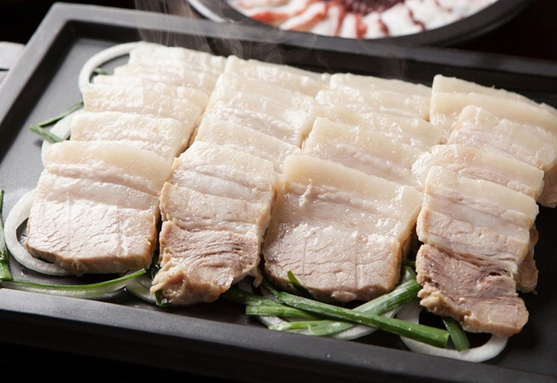 Thịt lợn là một trong những loại thực phẩm giàu dinh dưỡng, được nhiều người yêu thích. Thịt lợn có thể được chế biến thành nhiều món ăn hấp dẫn khác nhau như nướng, chiên, xào ruốc, hầm, luộc…
