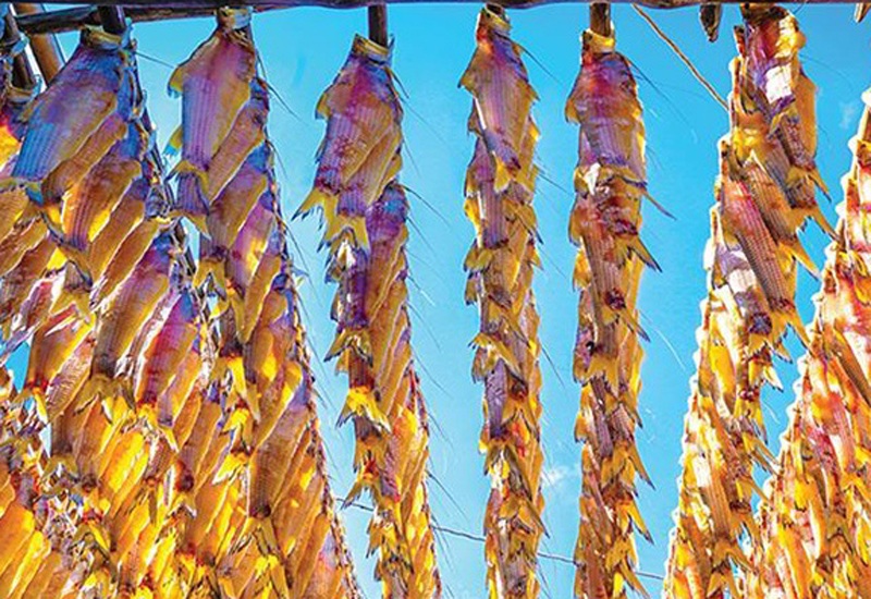 Thường du khách đến vùng Đất Mũi sẽ lựa chọn mua khô cá lẹp vàng về làm quả tặng người thân và bạn bè.
