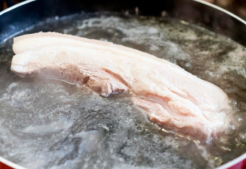 Đặc biệt, trong quá trình luộc, nên hớt bọt thường xuyên làm nước luộc trong, khiến thịt sạch thơm, trắng hơn.
