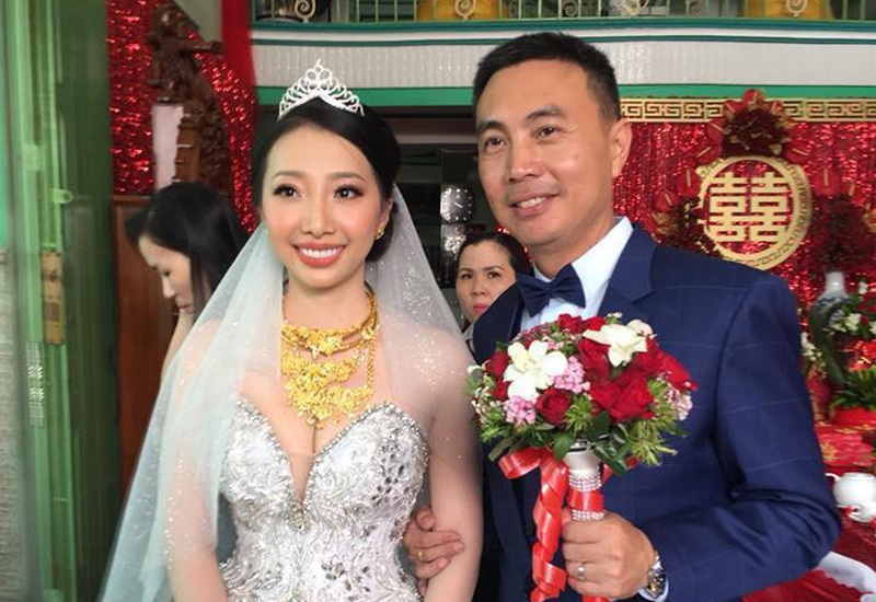 Năm 2018, mạng xã hội xôn xao về đám cưới “siêu khủng”, nhiều vàng ở Hậu Giang. Theo đó, cô dâu xinh đẹp đeo vòng vàng trĩu cổ và kín hai cổ tay (khoảng 30 cây vàng – PV), đứng cười hạnh phúc bên người chồng điển trai.
