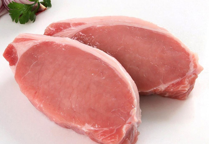 Không nên chọn thịt thăn vì thịt thăn rất khô, luộc ăn kém ngon. Thịt mông luộc cũng khá mềm nhưng phần mỡ hơi dày.
