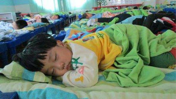 Con 3 tuổi không chịu ngủ trưa ở trường, cách làm của cô giáo khiến mẹ bật khóc - 3