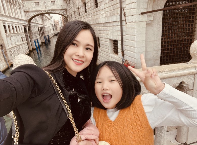 Cô con gái nhỏ với khả năng ngoại ngữ cực đỉnh là niềm tự hào của MC Khánh Ly.