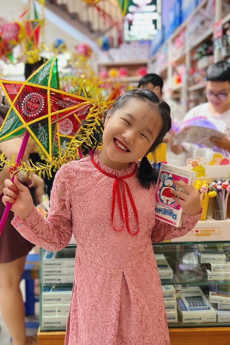 Con gái mắt híp của BTV Tài chính VTV thông thạo 4 ngoại ngữ, ra sách lúc 7 tuổi, còn có nhiều tài lẻ - 12