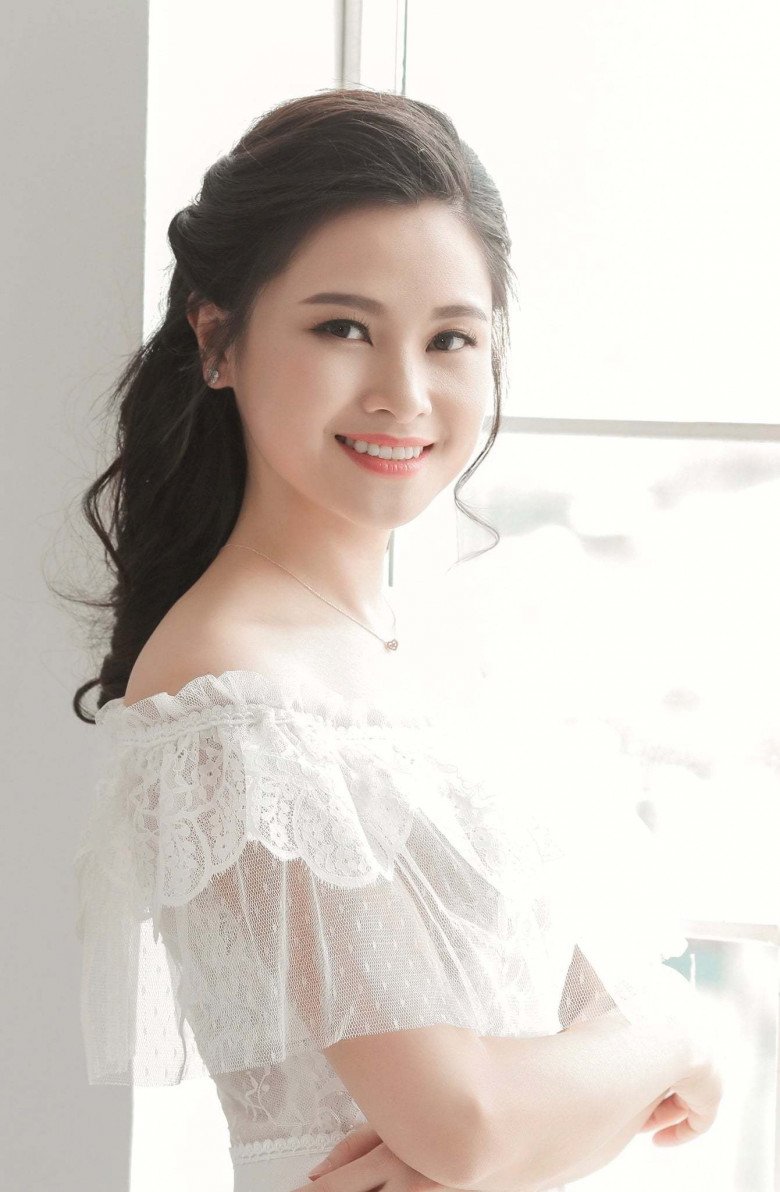 Lựa chọn tài chính là lĩnh vực theo đuổi, nữ MC còn đi học thêm một bằng đại học ngành Tài chính ngân hàng để phục vụ công việc một cách tốt nhất.