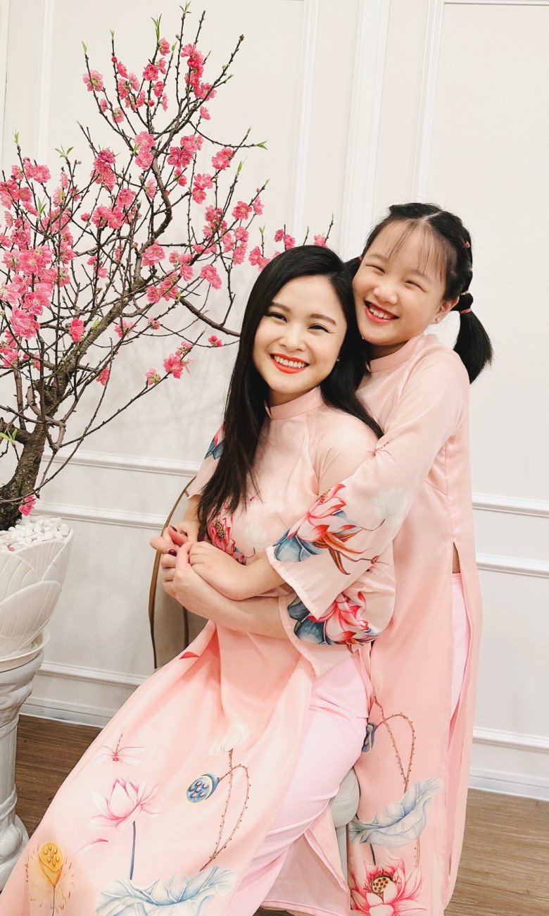 Mina Phạm với nhiều tài lẻ xuất sắc, thế mới thấy MC Khánh Ly dạy dỗ con gái khéo léo thế nào.