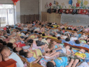 Làm mẹ - Rò rỉ bức ảnh trẻ ngủ trưa ở trường mẫu giáo, phụ huynh kéo đến trường kiện rồi câm nín nghe hiệu trưởng nói