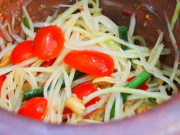 Bếp Eva - Quả này tưởng chỉ chín mới ăn, ai ngờ xanh đem nấu kiểu này được món chua ngọt tươi mát ngày hè