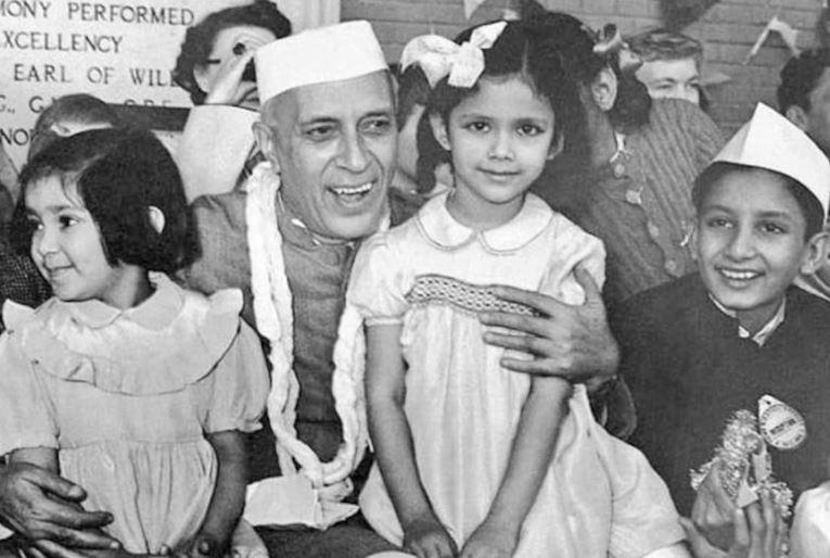Lúc còn sống, ông Nehru - vị Thủ tướng đầu tiên của Ấn Độ rất yêu quý trẻ em
