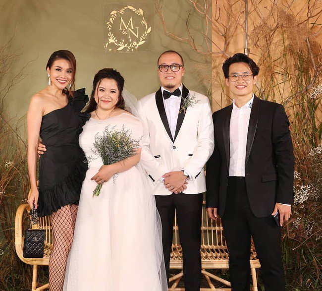 Chị đại làng mẫu xuất hiện trong đám cưới của em gái Hà Anh Tuấn.