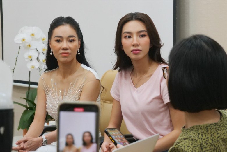 Hoa hậu Thùy Tiên mở họp báo cho biết bản thân bị lừa ký giấy nợ.