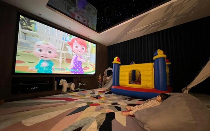 Đôi vợ chồng làm một phòng chiếu phim trong nhà để các con xem phim trên màn hình rộng.
 
