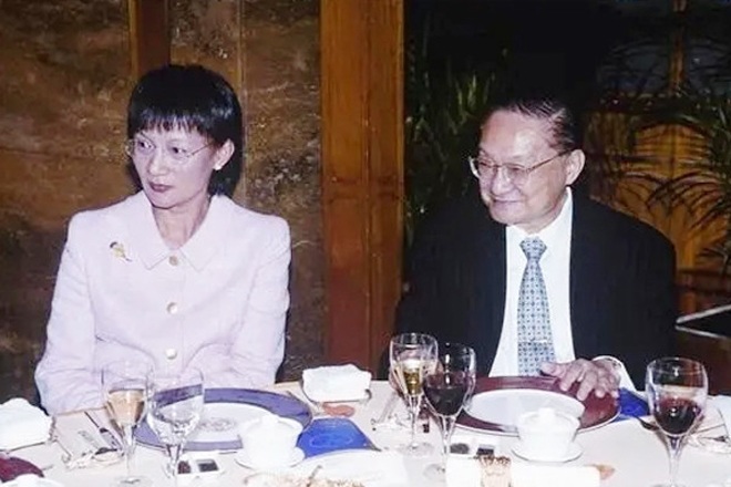 So với người vợ hiếu thắng Chu Mai, Lâm Nhạc Di trẻ trung, xinh đẹp hơn nên Kim Dung đã tìm lại được cảm giác yêu đương khi ở bên cạnh bà.