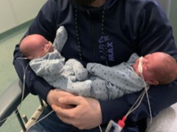 Bỗng dưng bị vỡ tử cung, mẹ bầu thai đôi sinh ra 2 em bé chỉ dài như quả chuối