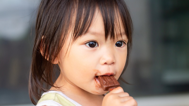 Đồ ăn vặt thường chứa nhiều đường và dầu, gây cảm giác no. Nếu trẻ ăn quá nhiều sẽ không có hứng thú khi đến bữa ăn chính. Thói quen ăn uống không lành mạnh, khến trẻ kén ăn và biếng ăn.
