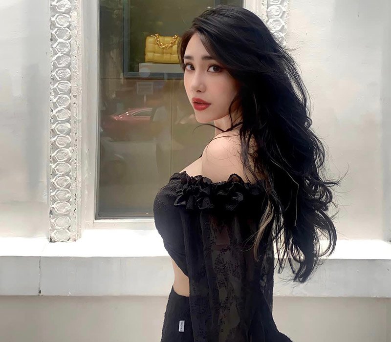 Hương Su yêu thích phong cách ăn mặc gợi cảm, táo bạo và có chút phá cách. Cô thường khoe khéo vòng một khủng trong hững bộ váy hờ hững. 
