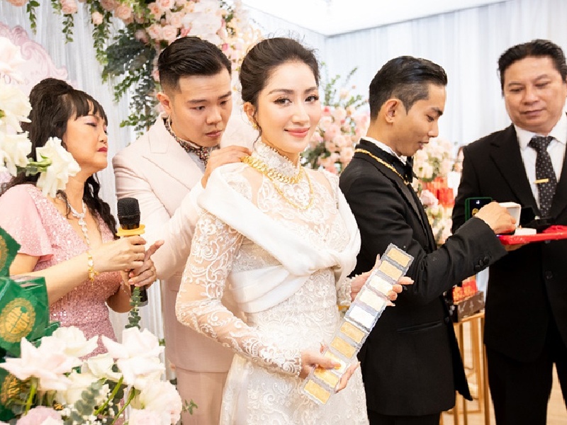 Cuối năm 2022, Khánh Thi - Phan Hiển làm đám cưới sau 13 năm sống chung. Người đẹp sinh năm 1982 chính thức có danh phận ở nhà chồng giàu có. 
