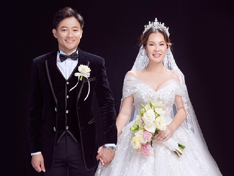 Tháng 12/2020, Quý Bình tổ chức đám cưới với doanh nhân Ngọc Tiền, sau 3 năm hẹn hò. Anh từng chia sẻ: "Cưới được vợ đẹp, tài giỏi là may mắn của tôi".

