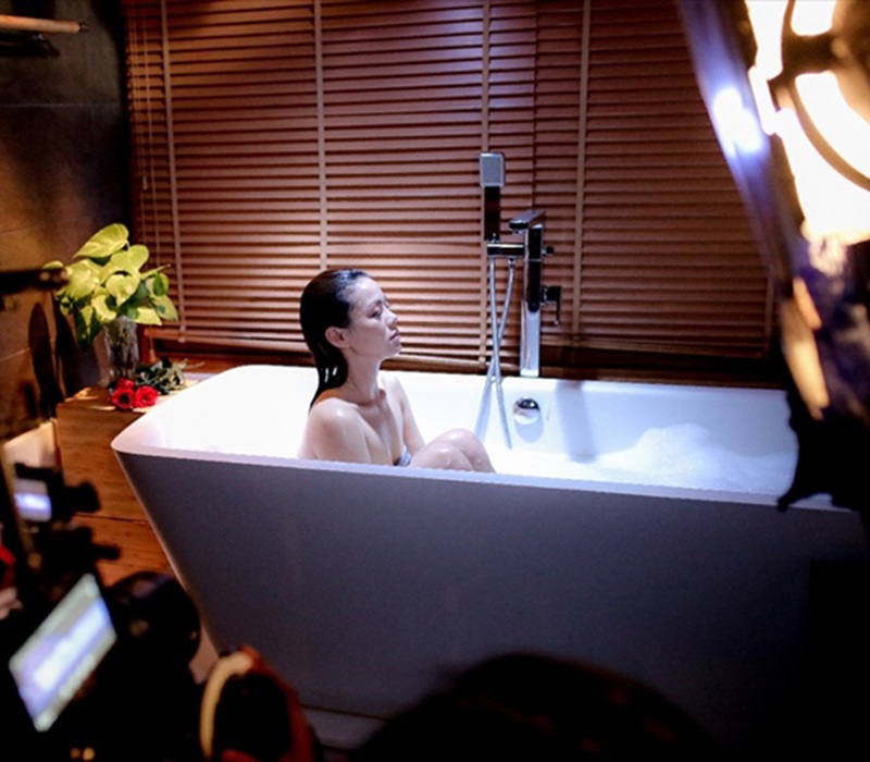 Từ cảnh quay hậu trường có thể thấy nữ ca sĩ quấn khăn tắm ngồi trong bồn chứ không hề bán nude như nhiều người nghĩ. 
