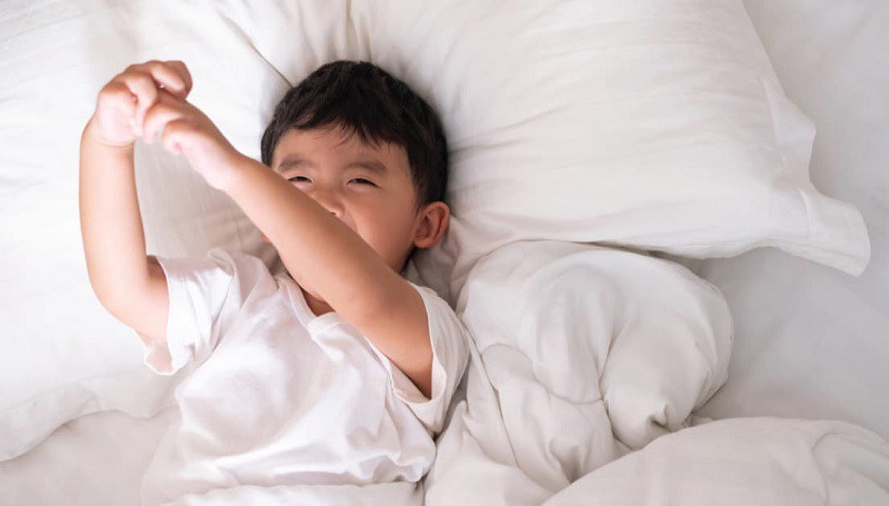 Trẻ ở trạng thái ngủ sâu, hormone tăng trưởng được tiết ra nhiều nhất. Các hoạt động quá căng thẳng sẽ khiến trẻ rơi vào trạng thái phấn khích và khó đi vào giấc ngủ nhanh chóng.
