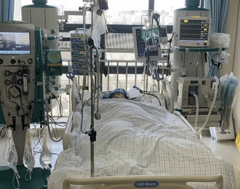 Vương Tinh đã phải trải qua những ca phẫu thuật lớn như cắt bỏ tử cung và cắt cụt chi phải do nhiễm trùng để mong được sống.
