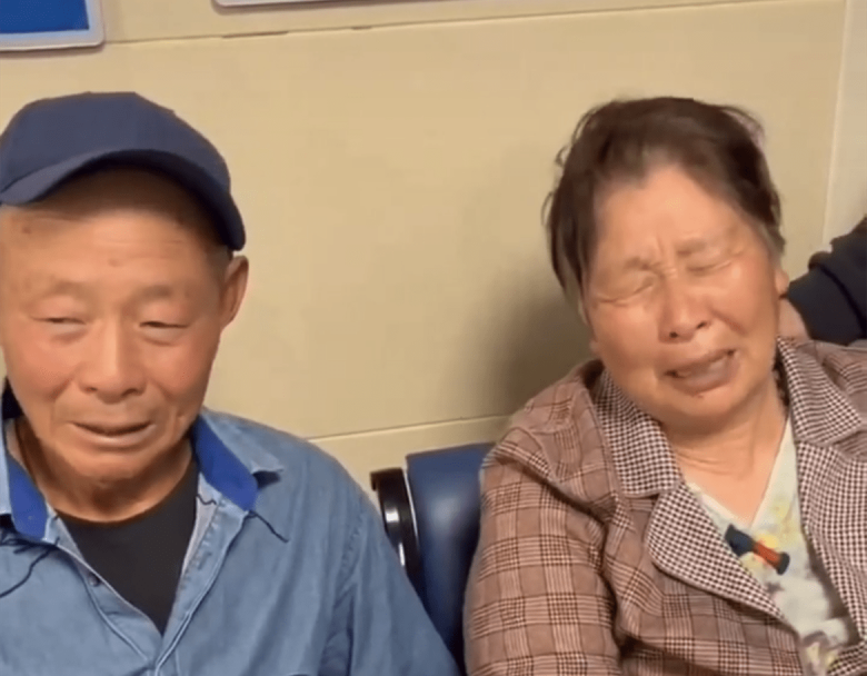 Nhìn cảnh chia lìa của gia đình sản phụ khiến không ai cầm được nước mắt. 