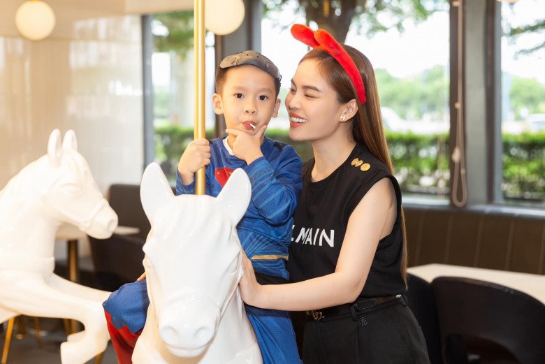 Nhóc tì được khen diện mạo như bản sao thu nhỏ của bố doanh nhân.