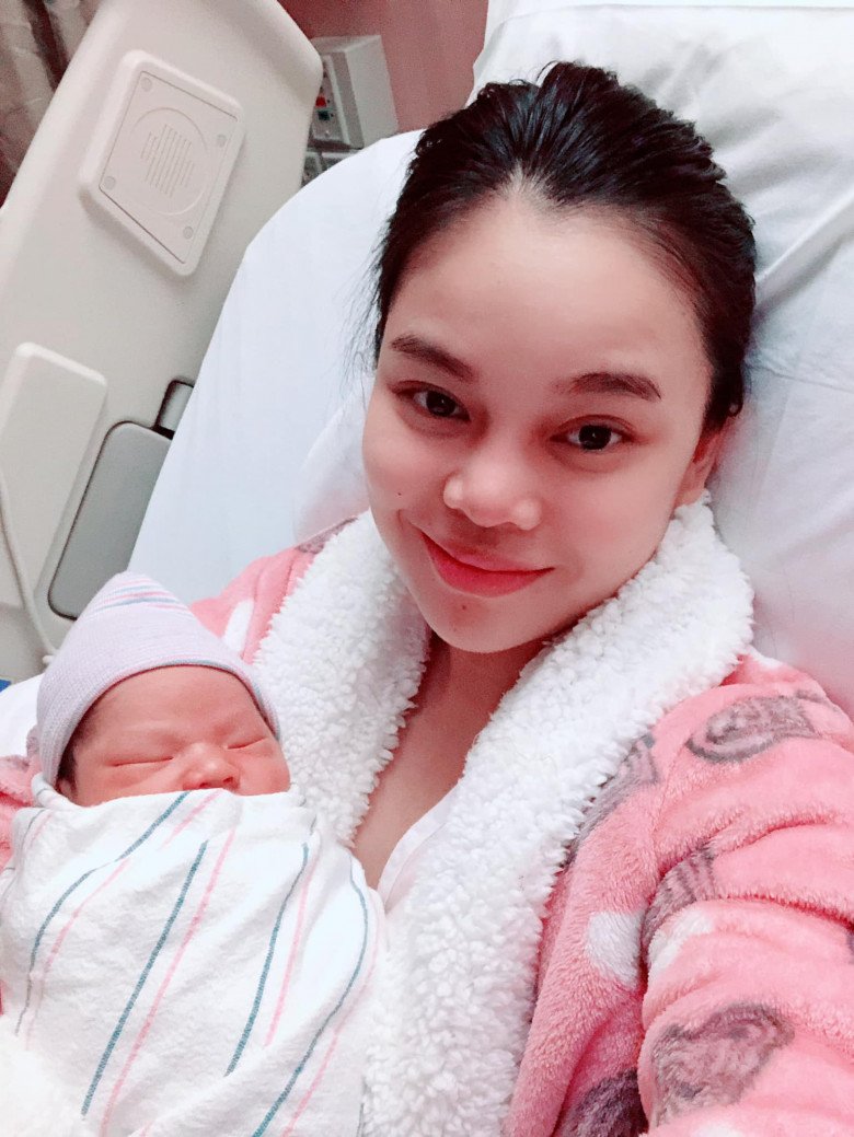 Hạ sinh con trai đầu lòng ở Mỹ, đến nay Giang Hồng Ngọc mới công khai hình ảnh ngày sinh con.