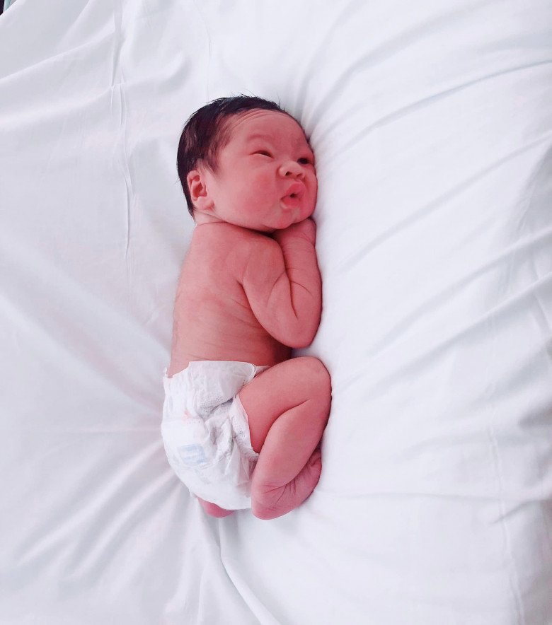 Nữ ca sĩ cho biết ngày sinh con do chuyển dạ sớm, cô ở Mỹ chỉ có mẹ ruột hỗ trợ.